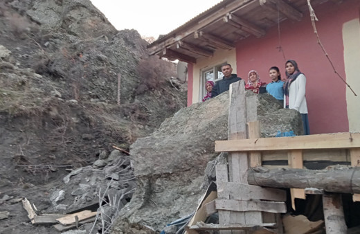 Erzurum’da dev kaya parçası balkona düştü, aile ölümden döndü