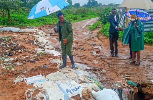 Kenya'da taşan nehirden geçmeye çalışan 7 kişi kayboldu