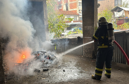 Düzce'de Metruk binada belirlenemeyen sebeple yangın çıktı