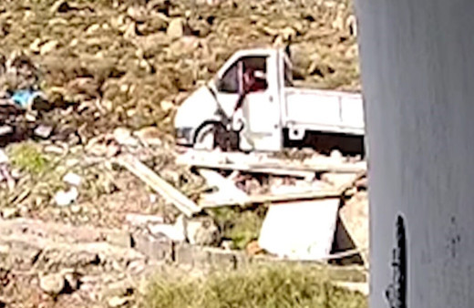 Sürücünün köpeğe cisimle vurduğu anlar kameraya yansıdı