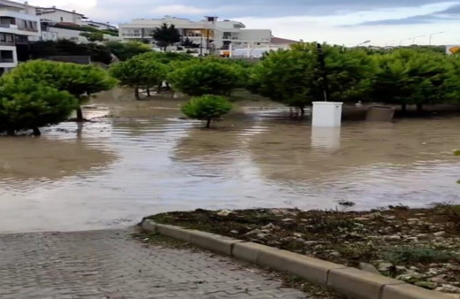 Meteoroloji uyarmıştı, İzmir Çeşme'de şiddetli yağış başladı