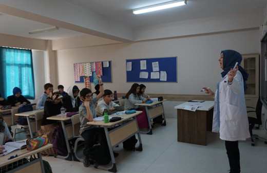 Genç yaşta kanseri yenen öğretmen öğrencilerini geleceğe hazırlıyor