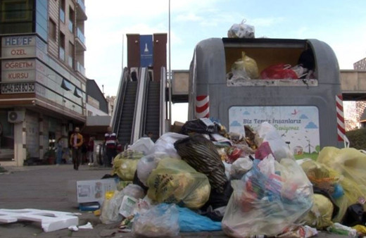 İzmir o ilçesinde her köşe başı çöp yığını!