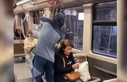 Metroda iğrenç olay! İçi dışkı dolu kovayı yolcunun üzerine boşalttı