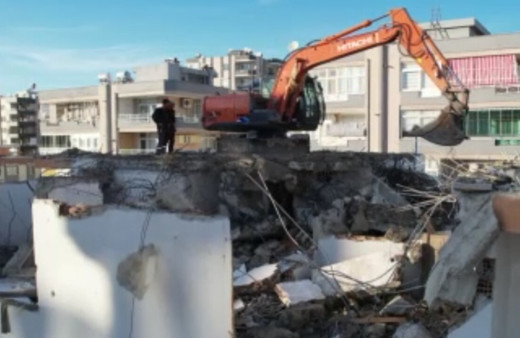 Ağır hasarlı binanın beton bağlama noktasından tepsi çıktı