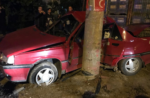 Beton direğe çarpan otomobil kağıt gibi ezildi, 1 kişi yaralandı