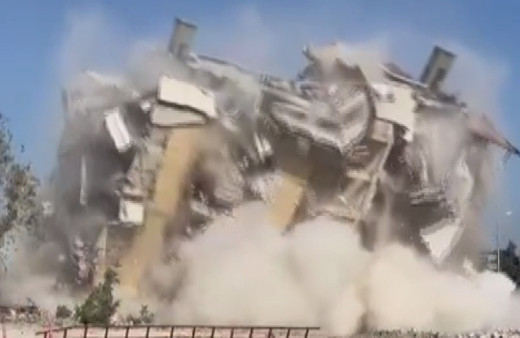 Hatay'da halatla çekilen 8 katlı hasarlı bina yerle bir oldu