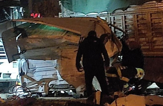 Rahatsızlanan sürücü kullandığı otomobil kontrolden çıktı, 3 tıra çarptı