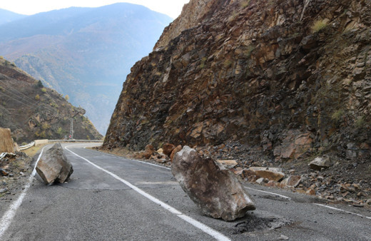 Artvin-Ardahan karayolunda heyelan oluştu