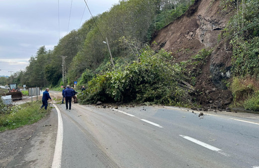 Rize’de heyelan nedeniyle yol ulaşıma kapandı