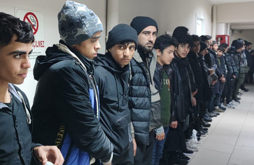 Kırklareli'nde 41 düzensiz göçmen ve 4 insan kaçakçısı yakalandı!