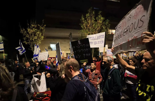 Netanyahu, resmi konutunun önünde protesto edildi