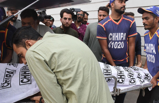 Pakistan'da alışveriş merkezi yangını: 11 kişi öldü, 22 kişi yaralandı!