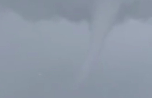 İzmir açıklarında oluşan hortum vatandaşı tedirgin etti