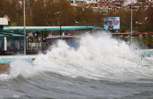 Tekirdağ'da deniz ulaşımına lodos engeli!
