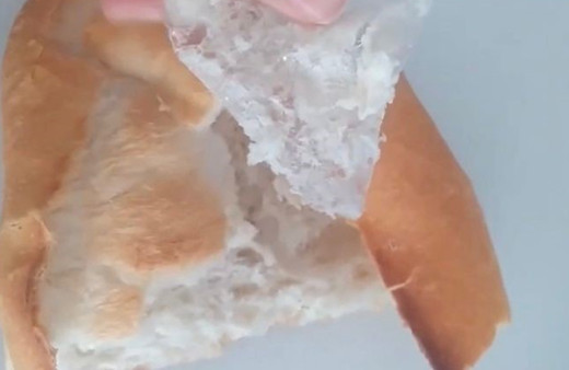 Yemek için aldığı ekmeğin içerisinden çıkanı görünce gözlerine inanamadı