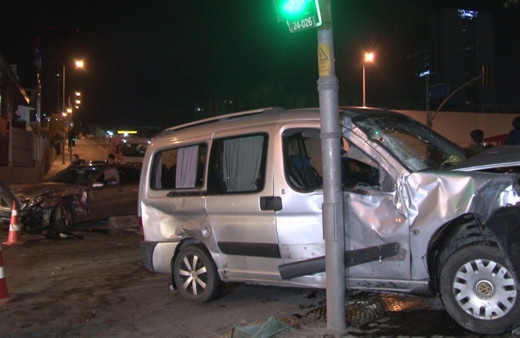 Ümraniye'de kural ihlali yapan 2 araç kafa kafaya çarpıştı, 2 kişi yaralandı