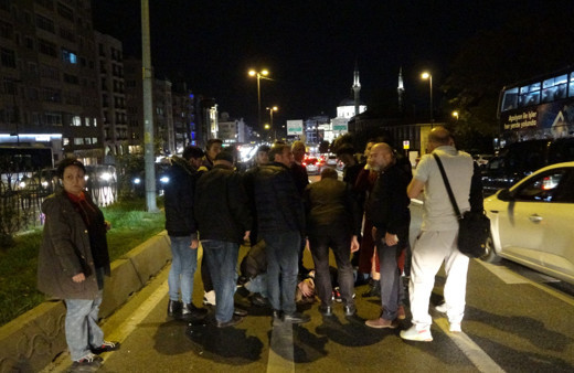 Fatih’te karşıya geçmeye çalışan kadına araç çarptı, baygınlık geçirdi