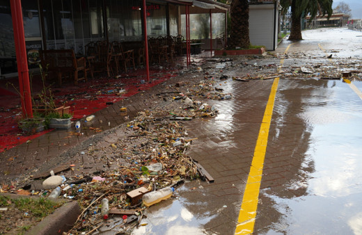 Kocaeli'de deniz taştı, sahil bandı suyla doldu