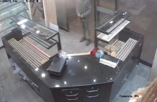 Sadaka kutusunu çalan hırsız kgüvenlik kamerasına takıldı