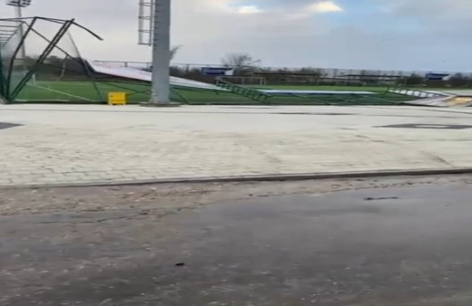 Bursa İnegöl'de şiddetli lodos halı sahayı kullanılamaz hale getirdi