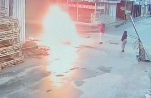 Çaldığı koltuğu ateşe verip demirlerini çalan kadın kameraya yakalandı