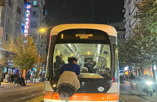 Tramvayın arkasına tutunarak yolculuk yapan çocuk korkuttu