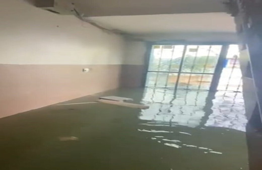 Kocaeli'de binanın girişi göle döndü, bina sakinleri zor anlar yaşadı