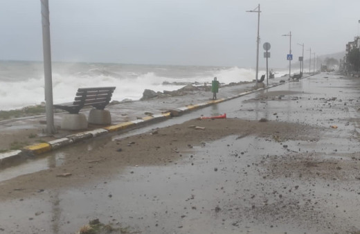 Yalova Çınarcık'ta uçan çatının altında kalarak yaralandı