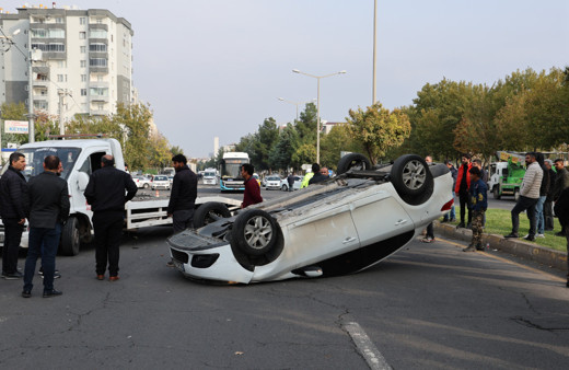 Diyarbakır’da seyir halindeki otomobilin tekerine çarpan otomobil takla attı