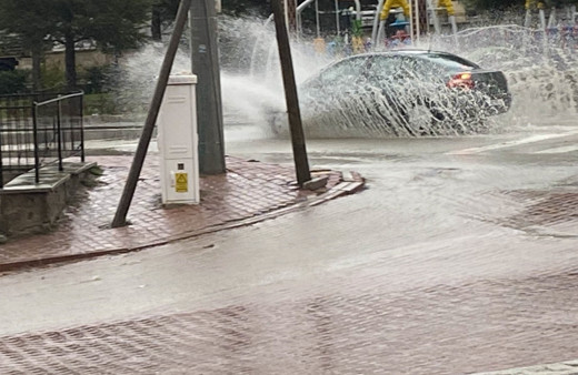 Konya'da şiddetli rüzgar beton elektrik direğini devirdi