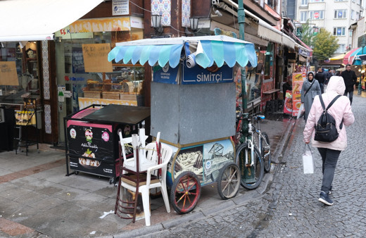 Şiddetli yağış sebebiyle seyyar satıcılar kepenk indirdi