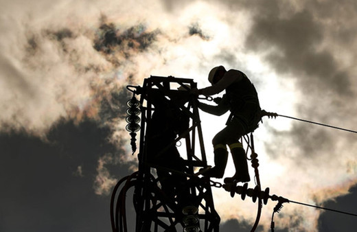 Fırtına nedeniyle yaşanan elektrik kesintileri...! Bakan Alparslan Bayraktar'dan açıklama geldi