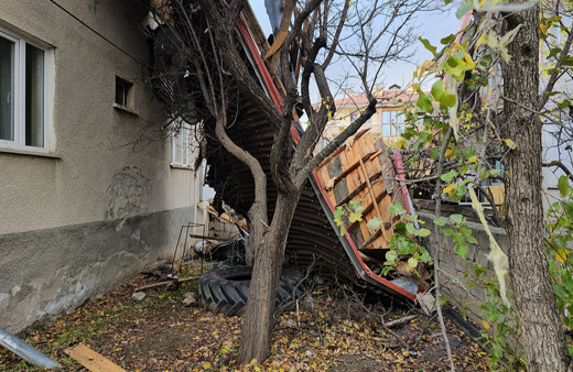 Erzincan'da fırtına apartmanın çatısını uçurdu!
