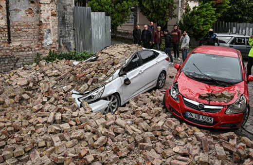 İstanbul'da metruk bina çöktü: 2 otomobilde hasar oluştu!