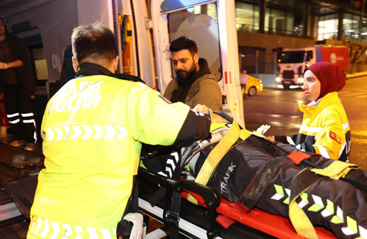 Ümraniye'de kaza yerinde görev yapan polis, bir aracın çarpması sonucu ağır yaralandı