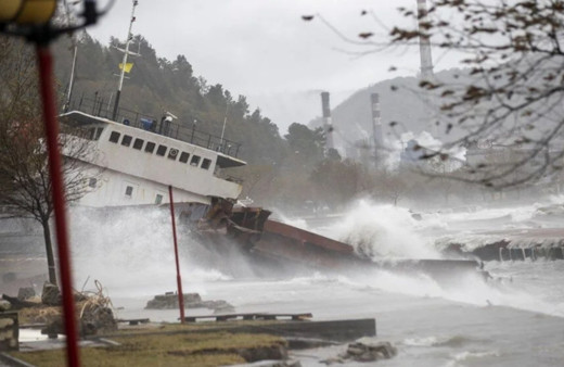 Fırtına şiddetini artırdı! 'Sahile yaklaşmayın' uyarısı
