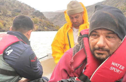 Diyarbakır'da kayalıklarda mahsur kalan çoban kurtarıldı!