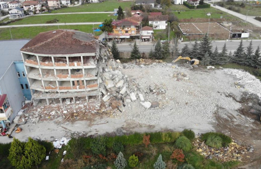 Düzce'de ağır hasarlı okul yıkılıyor!