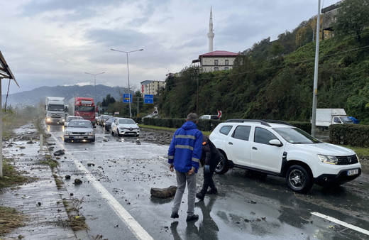 Karadeniz Sahil Yolu Çayeli-Trabzon istikameti ulaşıma kapatıldı!