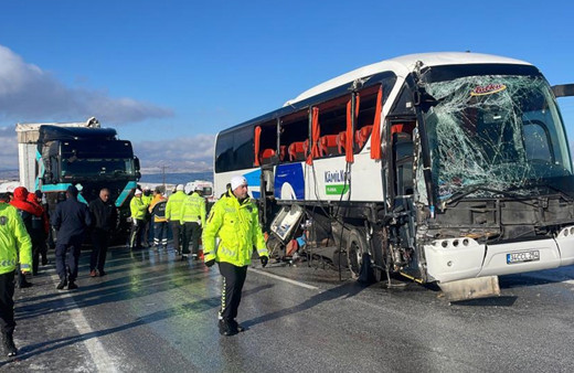 Sivas'ta yolcu otobüsü ile tır çarpıştı! Feci kazada ölü ve yaralılar var