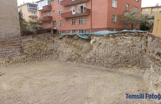 İstanbul’da toprak kayması nedeniyle 5 katlı bina tahliye edildi