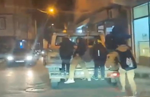 Bursa'da kamyonetin arkasına asılan çocuklar yürekleri ağıza getirdi