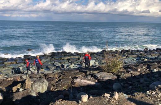 Rize’de dalgalar arasında kaybolan kadın sahilde günlerdir aranıyor
