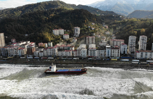 Karaya oturan kuru yük gemisi bulunduğu yerden kurtarılmayı bekliyor
