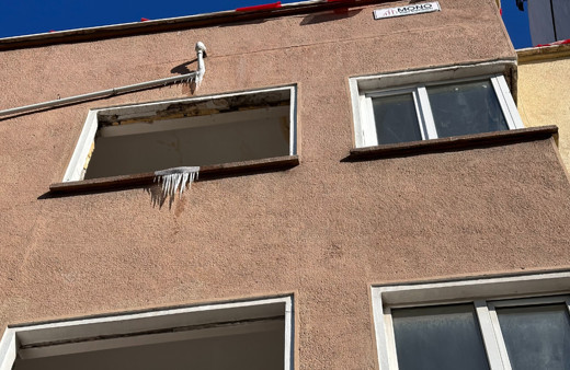 Eskişehir'de borudan akan su buz kütlesi oluşturdu