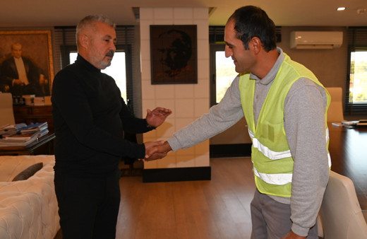 Belediye personeli yolda bulduğu parayı sahibine teslim etti, altınla ödüllendirildi