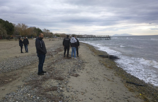 Tekirdağ'ın Şarköy ilçesinde vatandaşlar sahilde erkek cesedi buldu