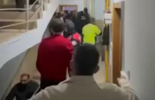 Ev sahibine yakalanma korkusundan kapıyı kilitleyen hırsız linç edilmek istendi