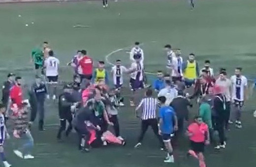 TFF 3. Lig maçında hakem golü verip sonra iptal edince ortalık karıştı